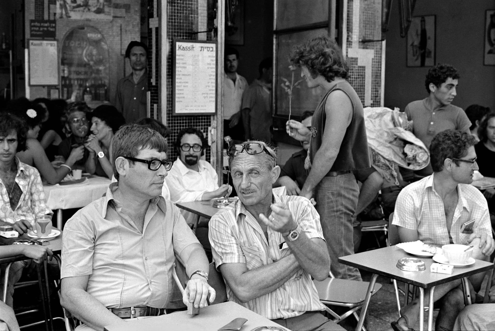 Yitzhak Livni and Shaul Biber in conversation at Kassit, 1974