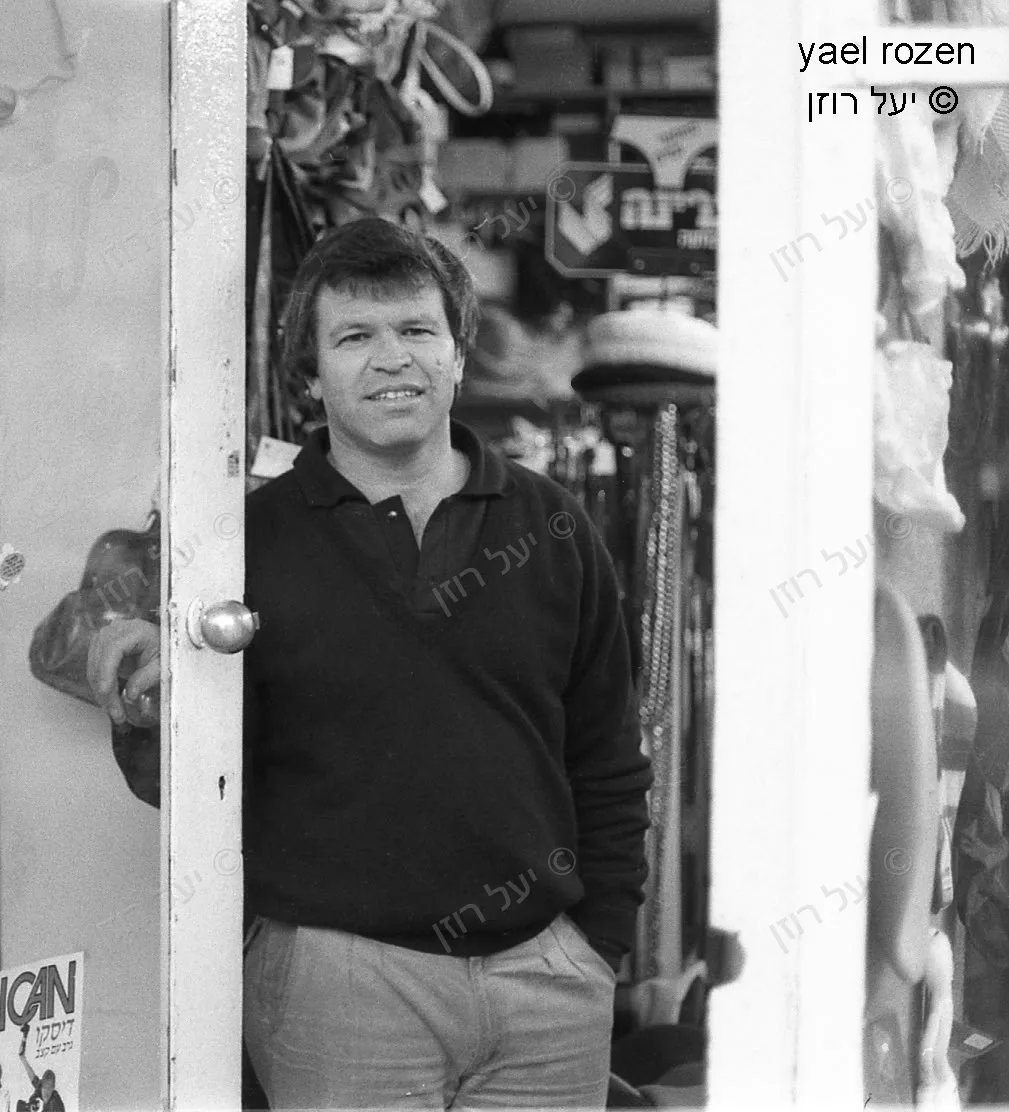 גבי לוינגר בפתח החנות שלו, בוגרשוב