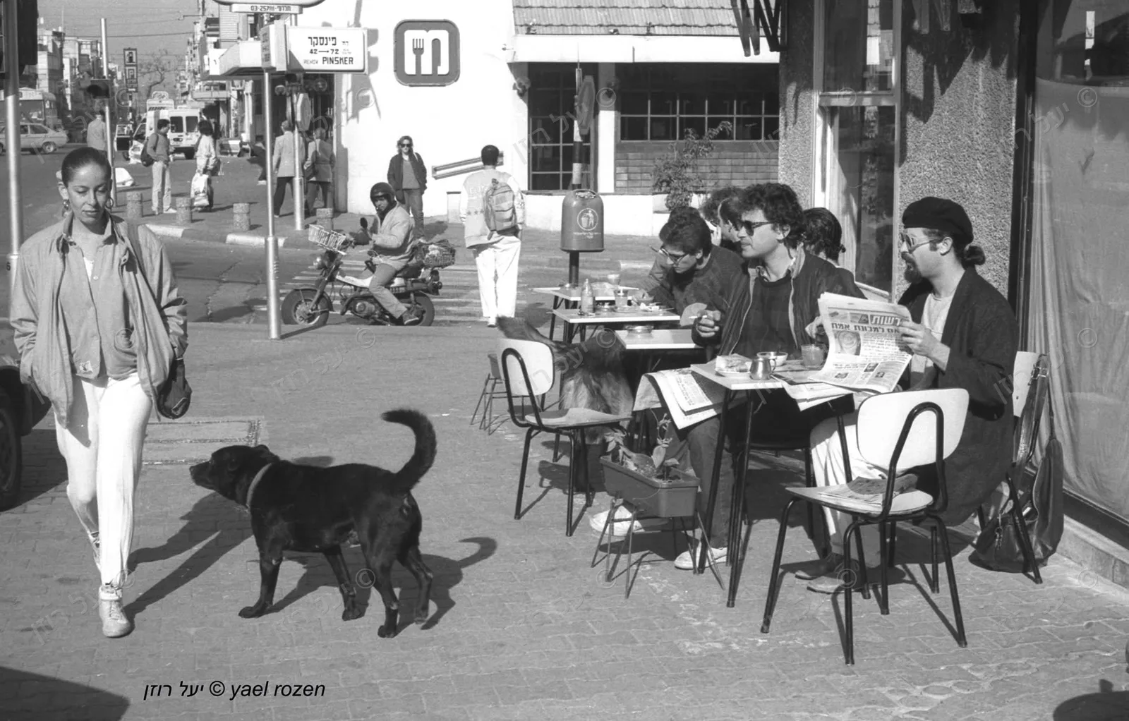 "קפה ליאון," בוגרשוב פינת פינסקר, ברקע מסעדת "מי ומי"
