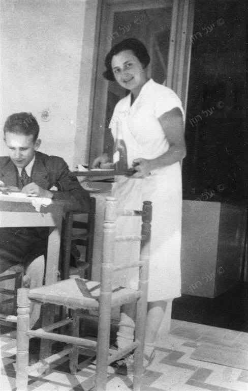 נוסטלגיה - המלצרית במסעדה בחיפה בשנת 1934 זאת אמא שלי רגינה (אז טייכנר)