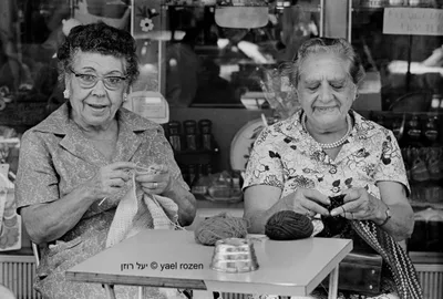 צמד סרגניות באחד מבתי הקפה