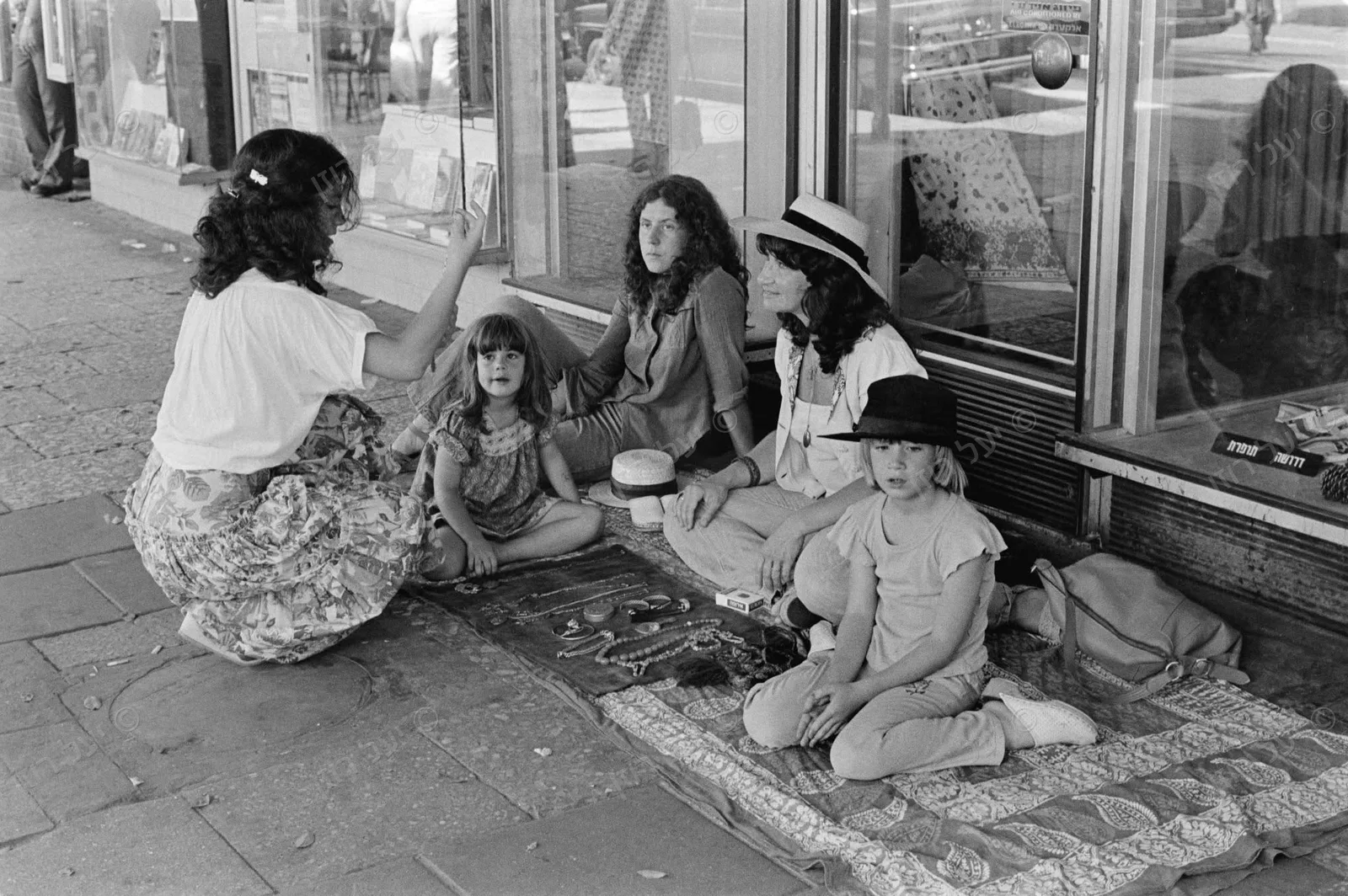 שוק קח תן על המדרכה